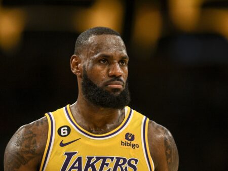 NBA: LeBron James se esquiva ao comentar sobre um possível futuro com os Lakers.