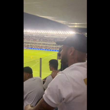 Neymar vai ao jogo Santos x Corinthians e Ã© aplaudido de pÃ© na Vila Belmiro.